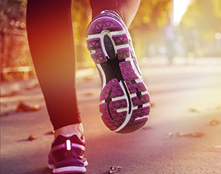 Kuvassa näkyy juoksijan jalat