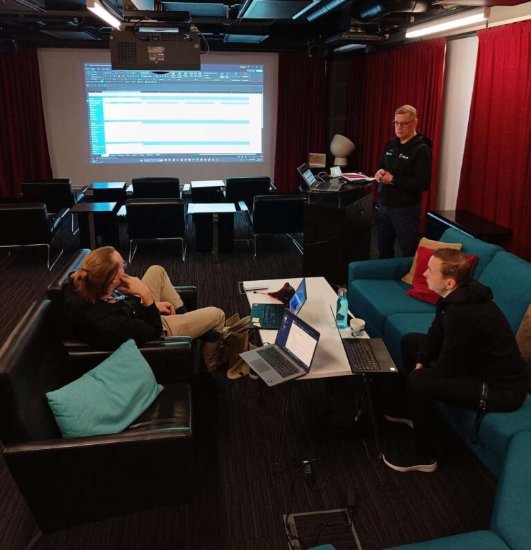 Pasi, Piia ja Marko SportEdu-hankepalaverissa Tiedepuiston Apollossa