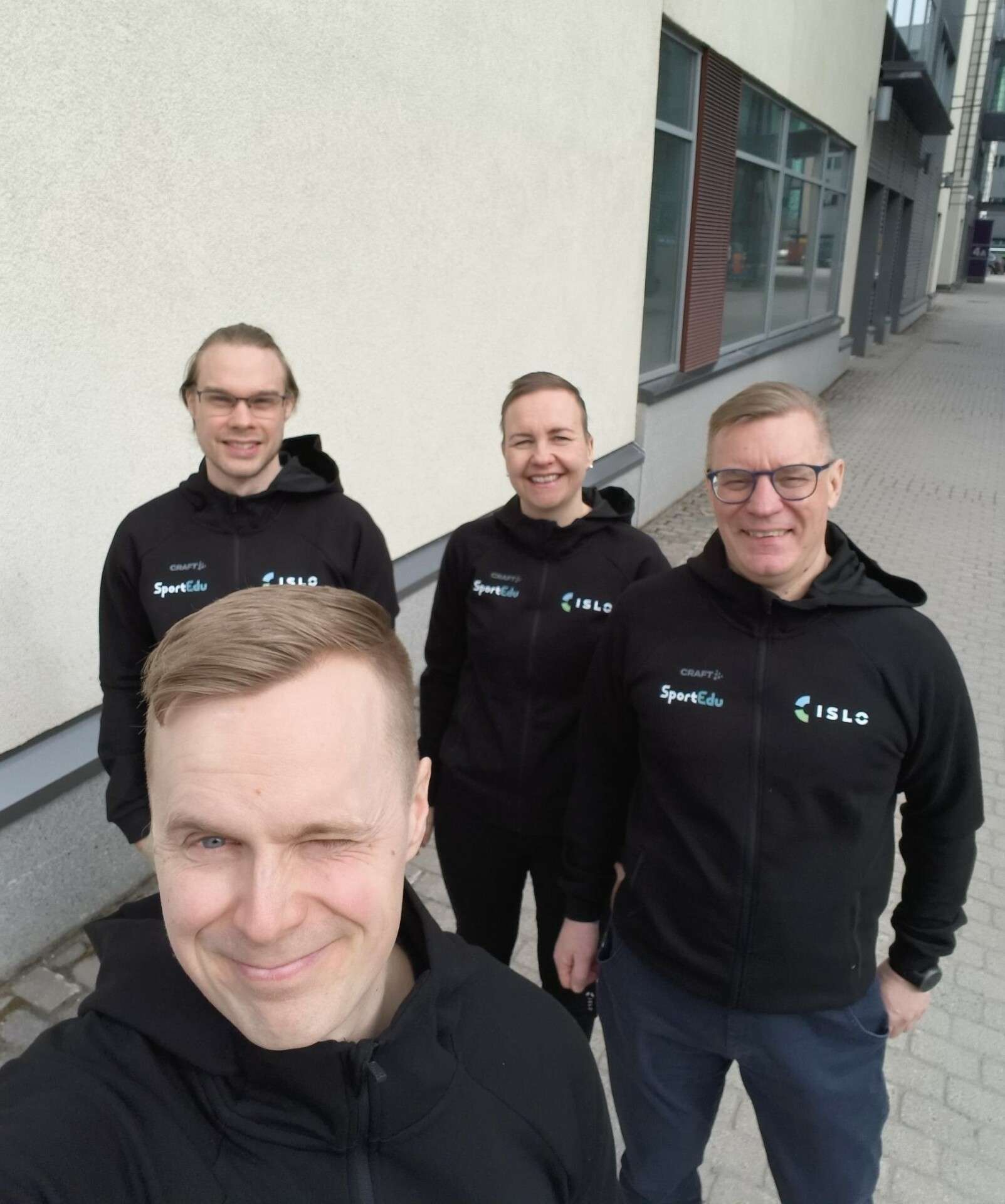 SportEdun hanketiimi Janne, Pasi, Pia ja Marko Joensuussa Tiedepuiston edustalla.