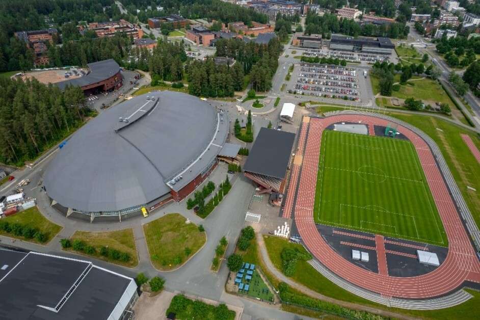 Mehtimäen liikunta-alue Joensuussa, kuvassa Joensuu Areena ja yleisurheilukenttä.