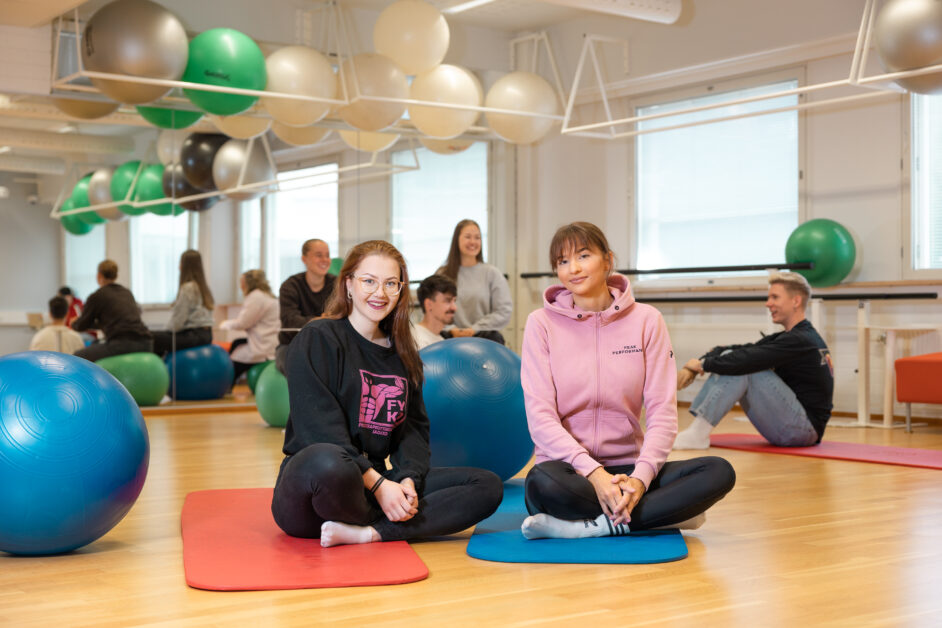 Kuvituskuva - Karelia-ammattikorkeakoulu, henkilöitä istumassa jumppasalissa