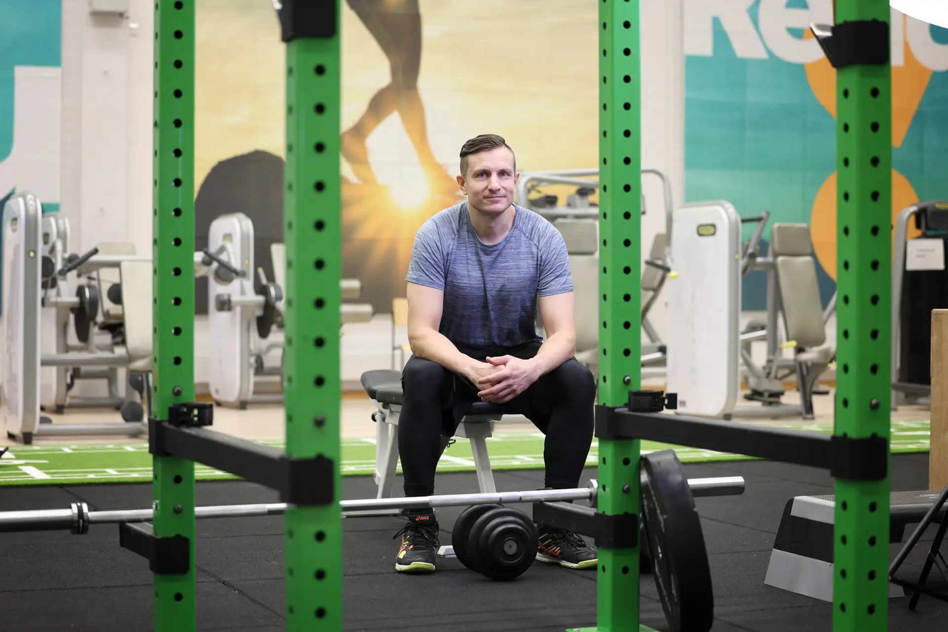 Mies pit&auml;&auml; taukoa kuntosaliharjoituksen aikana