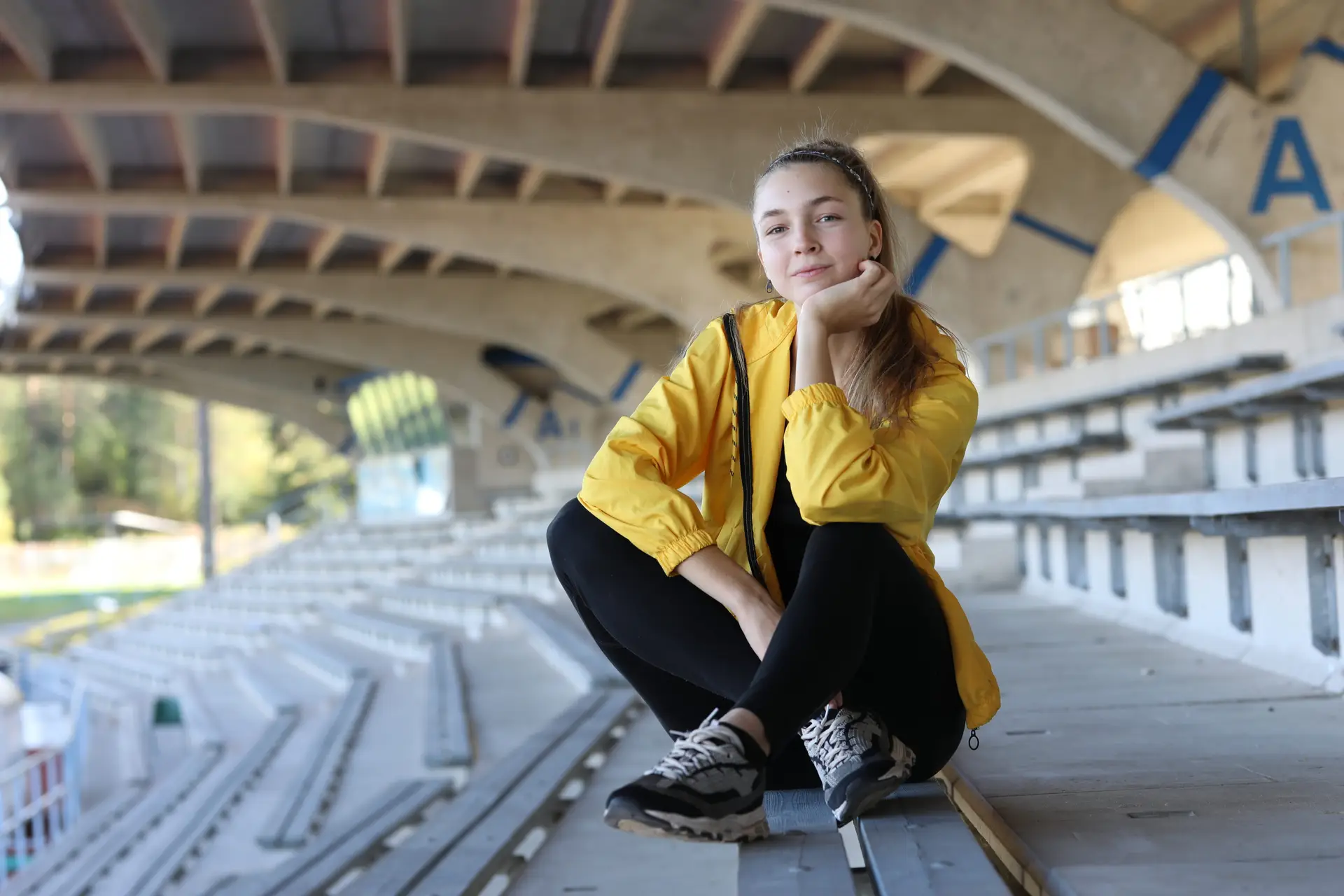 Nainen istuu Joensuun Laululavalla