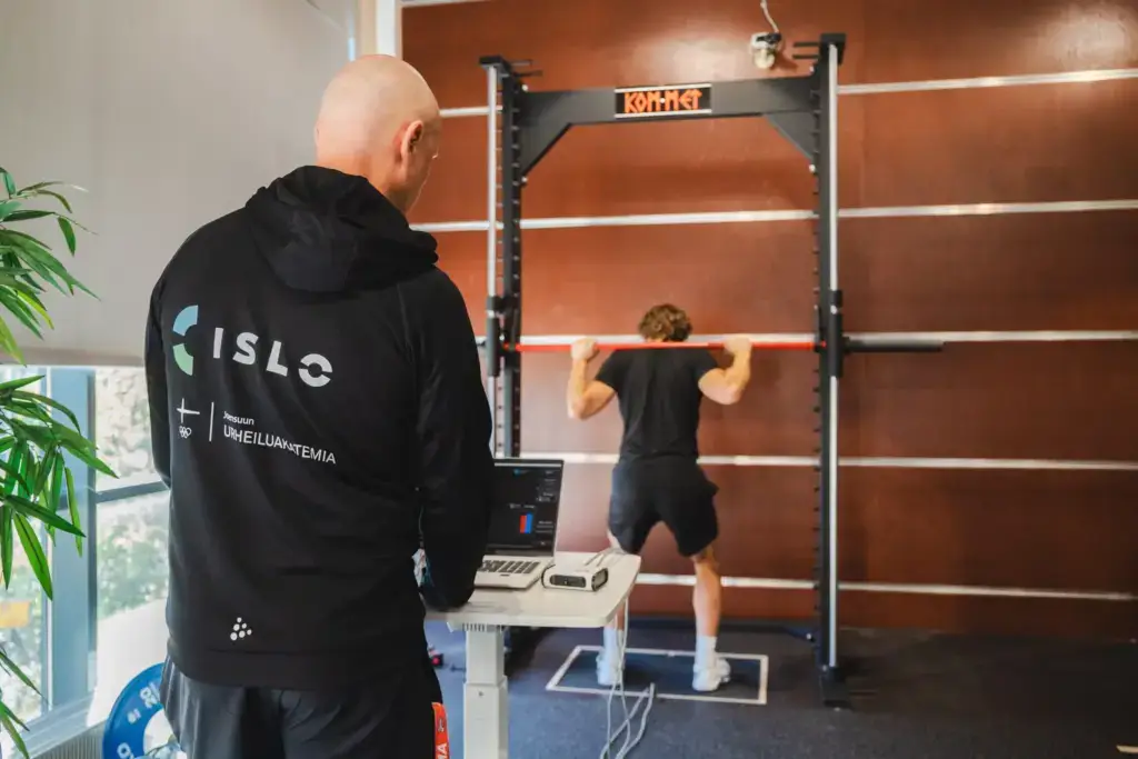 Valmentaja seuraa urheilijan suoritusta urheiluvalmentajan ammattitutkinnossa