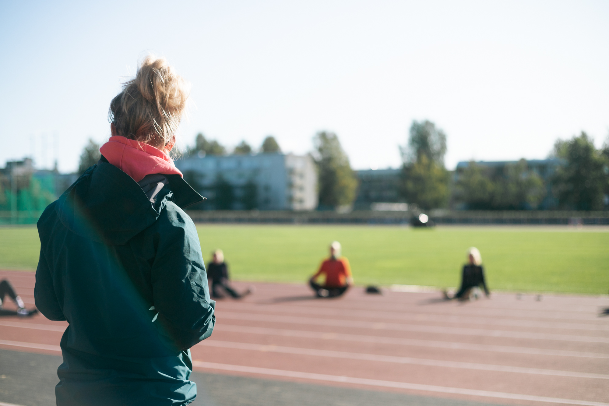 Liikunnanohjaaja ja kuntoilijoita Mehtimäen urheilukentällä
