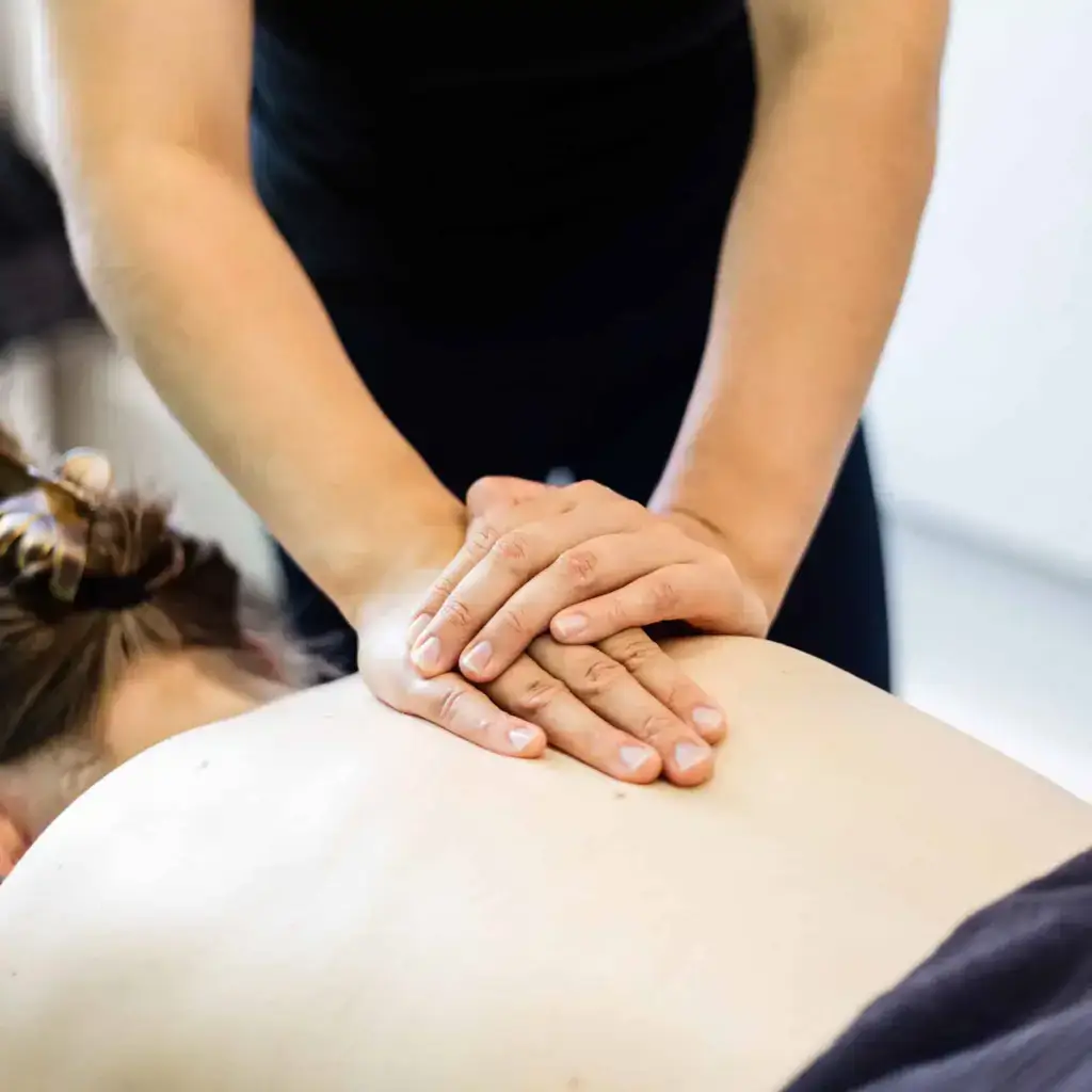 Hieroja hieroo asiakkaan selkää - Hieronnan ammattitutkinto ISLO