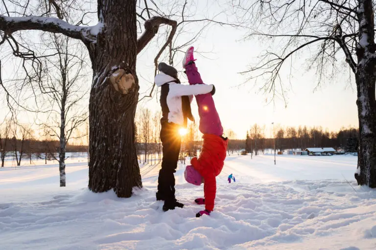 Käsilläseisontaharjoitus Joensuun Kirkkopuistossa
