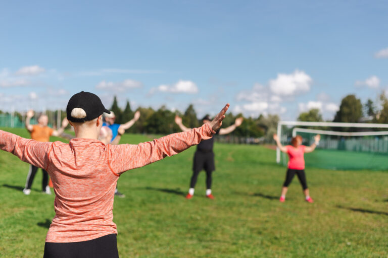 Liikuttajan polku, aikuiset jumppaavat urheilukentällä