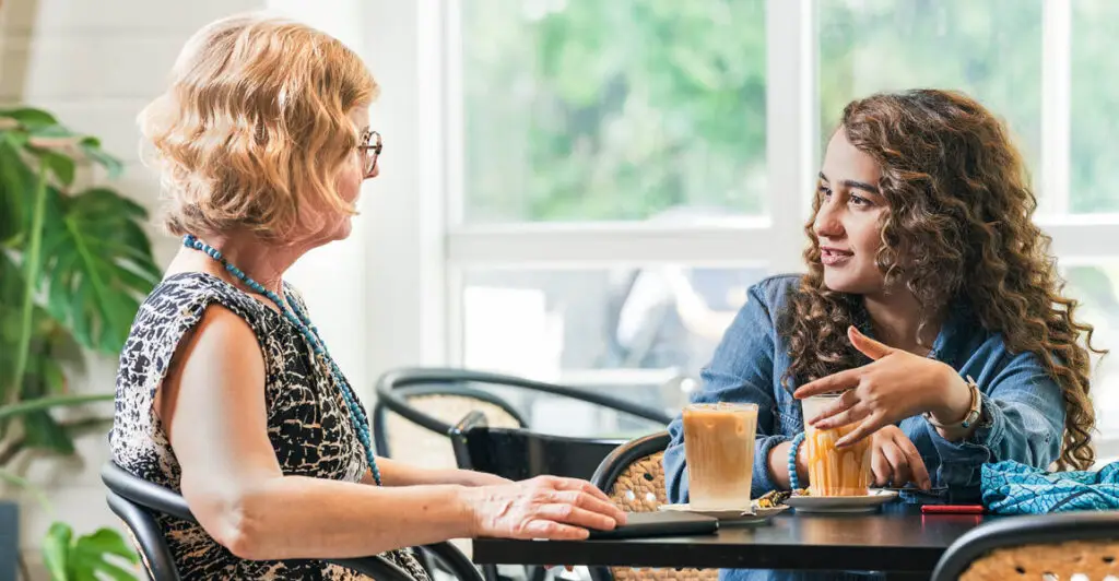 Kaksi naista keskustelee - Aloittavan yrityksen markkinointi