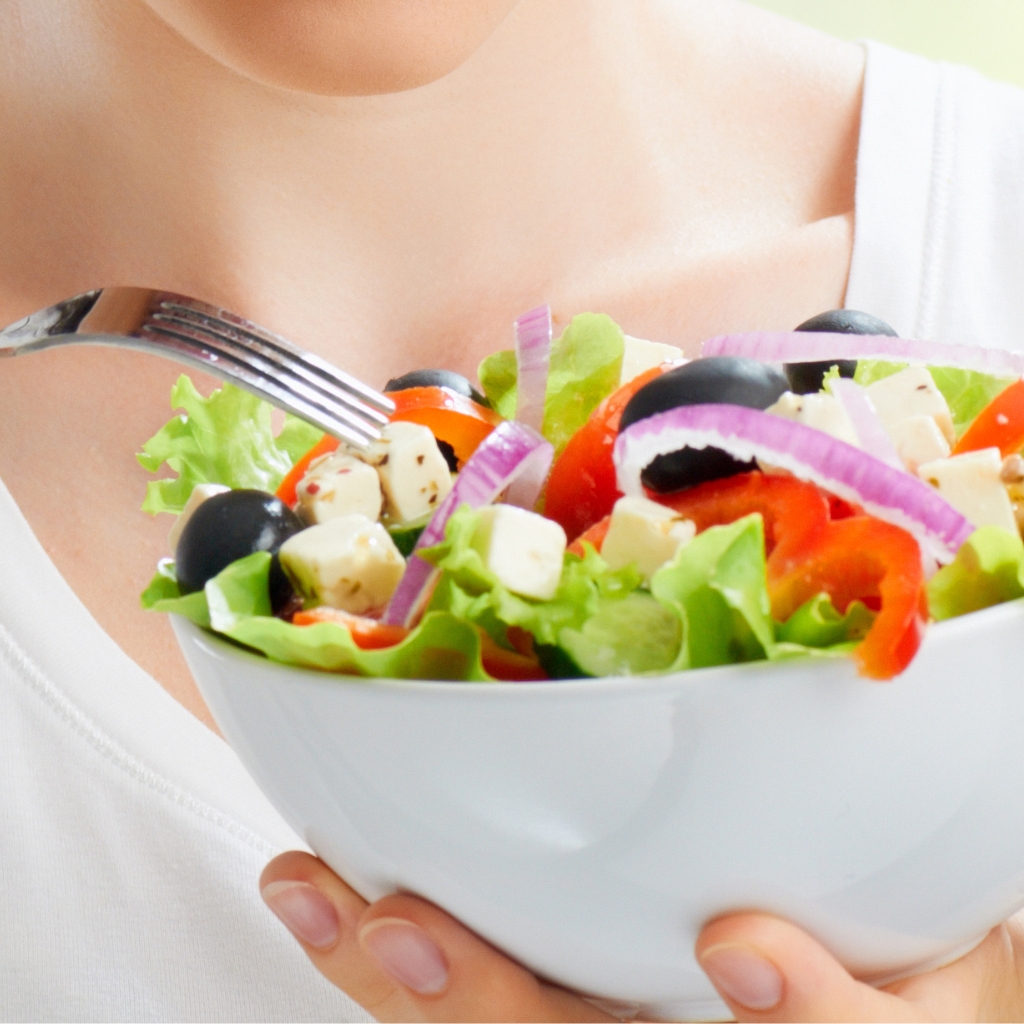 Kuvassa on kulho, joka on täynnä värikästä salaattia.